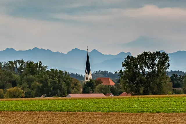 Die Pfarrkirche St. Johannes in Schmiechen.