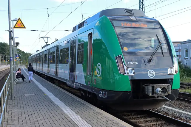 S-Bahn 430 108 hält um 17:37 Uhr auf Gleis 3 in Stadtallendorf