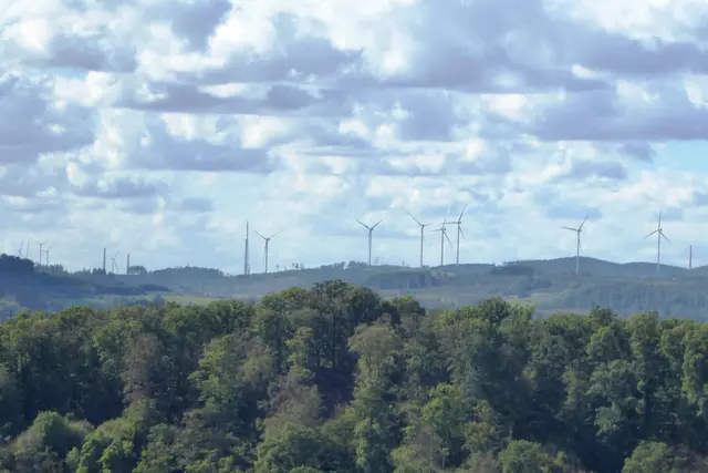 Sonntagsbilder 2026-38, Blick von der Kellerburg zum Aufbau des Windparks Bad Berleburg, 15.09.2026.