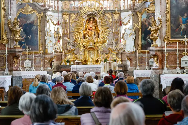 Zahlreiche Pilgernde