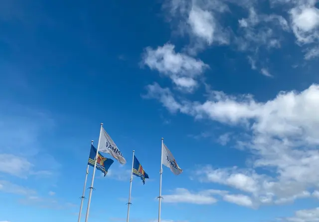 Abschied von Dahme: Ein letzter Blick auf die wehenden Fahnen im Wind. | Foto: Winfried Paltian 