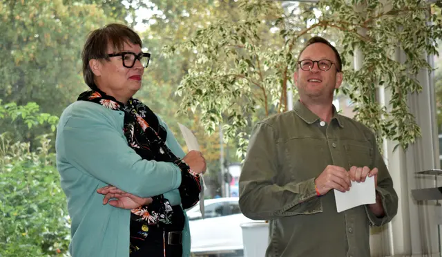 Kulturdezernentin Sylvia Bruns und Dr. Tom Becker