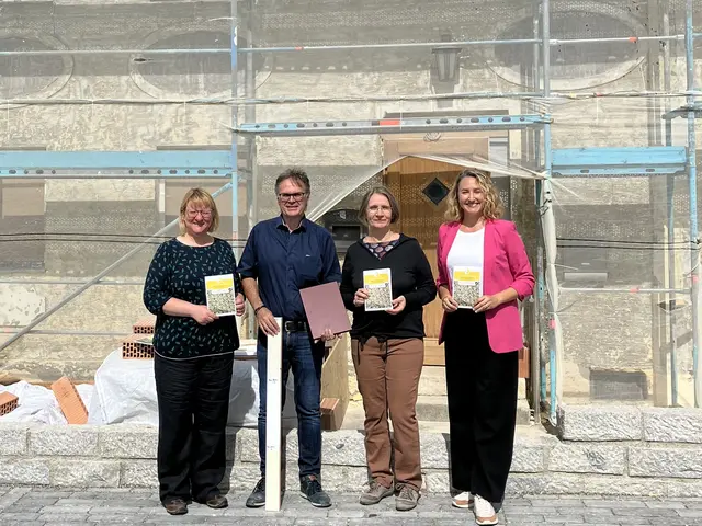 von links: Kreisheimatpflegerin Dr. Claudia Ried, Bauherr Alfred Hegele, Gemeindearchivarin Angela Schlenkrich und Kulturbeauftragte Julia Endrös | Foto: Marktgemeinde Zusmarshausen