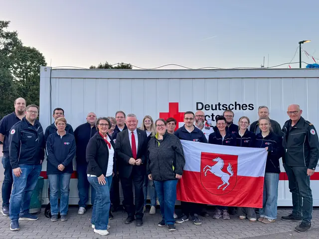 Nilgün Özel (Vizepräsidentin DRK-Landesverband Westfalen-Lippe), Hermann Gröhe (DRK-Präsident), Anika Knutti (stellv. Landesrotkreuzleiterin), Reiner Bluhm (stellv. Landesrotkreuzleiter) und die Wettbewerbsgruppe aus Bad Lippspringe sowie weitere Vertreterinnen und Vertreter des DRK in Paderborn | Foto: DRK-Landesverband Westfalen-Lippe