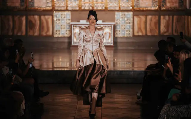 Die Berlinerin Ann-Luisa Schirlitz (16) konnte sich einen Modelvertrag bei der Top-Agentur 1st Place Models sichern. Kurz danach feierte sie ihr Debüt bei der London Fashionweek (hier für Designerin Doris Berger) | Foto: Eric Van Ommen