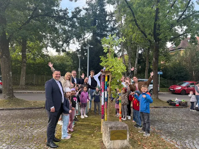 Landrat Dr. Marc Sturm und Bürgermeister Josef Dußmann erfreuten sich gemeinsam mit den Mitgliedern des Arbeitskreises (Elena Passavant – Erziehungsberatungsstelle, Inga Wiedemann – HPT Obergriesbach, Sebastian Pischel – Lebenshilfe Aichach, Jenny Schade – Julius Kindergarten) an der Aktion. | Foto: Landratsamt Aichach-Friedberg, Birgit Petri