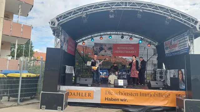 Bühne 4
Am Ende Kurze-Kamp-Straße/Gerhart-Hauptmann-Weg 
Band:
Steinberg Trio
Jazz und Pop

