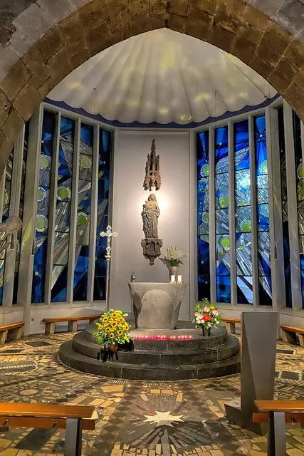  Marienkapelle mit der spätgotischen Madonna und Fenstern von Ludwig Gies (1954). | Foto: copyright Margot Klütsch
