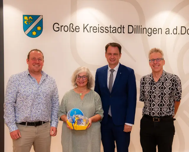 Im Bild (von links): Daniel Grimminger, Sabine Hiller, Oberbürgermeister Frank Kunz und Achim Oelkuch 

 | Foto: Jan Koenen - Stadt Dillingen 