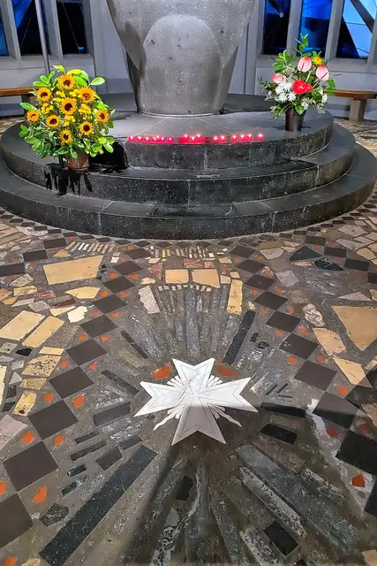 Das Fußbodenmosaik in der Marienkapelle wurde aus Trümmerresten gestaltet.  | Foto: copyright Margot Klütsch