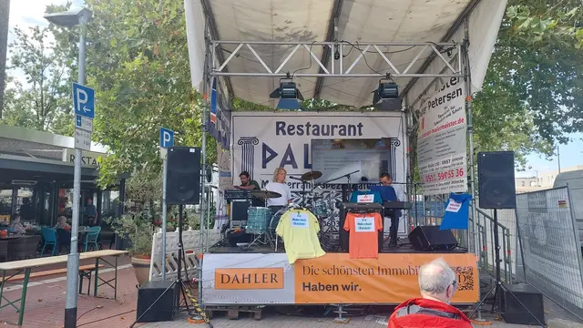 Bühne 1
Ecke Burgwedeler Straße/Restaurant Palios
rechts Tobias Welker, in erster Linie Klavierspieler.