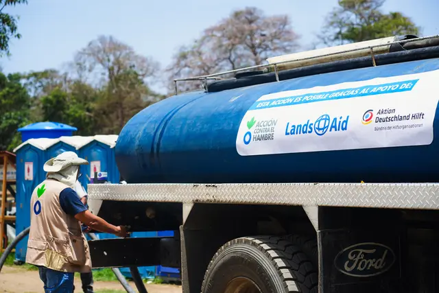 Das in Tankfahrzeugen bereitgestellte Wasser wird durch Chlorierung desinfiziert.  | Foto: Aktion gegen den Hunger/LandsAid 