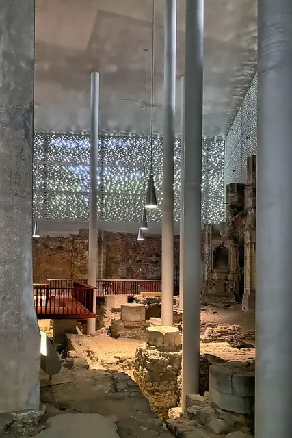 Das Grabungsfeld im Erdgeschoss des Museums wird durch Luftschlitze beleuchtet. | Foto: copyright Margot Klütsch