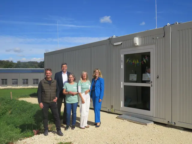 Von links: Marktbaumeister Peter Finkenzeller, Erster Bürgermeister und Schulverbandsvorsitzender Ben Matthes, Leiterin der Mittagsbetreuung Jeannette Schlag, stellv. Leiterin Angelika Lösch und Schulleiterin Daniela Wörle vor der neuen Containeranlage | Foto: Markt Zusmarshausen