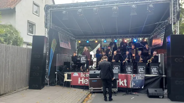 Bühne 3 
Ecke Böckerstraße

Musikgruppe:
Big Band Clean, Fine § Funky

Alle  Angaben "Bühnen" aus Stadtteilmagazin Bothfeld/Maren Hermes