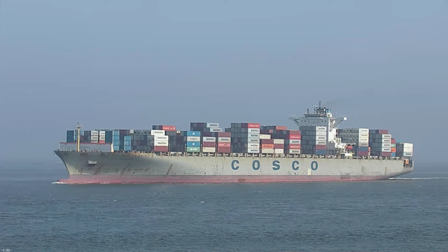 Cosco Indonesia Länge: 334 m Breite: 43 m | Foto:  ©Rainer Bresslein