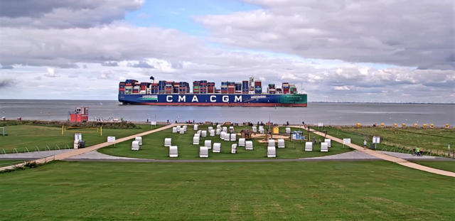 CMA CGM MONTMARTRE Länge 400 m Breite 62 m am Grünstrand von Cuxhaven-Altenbruch | Foto: ©Rainer Bresslein