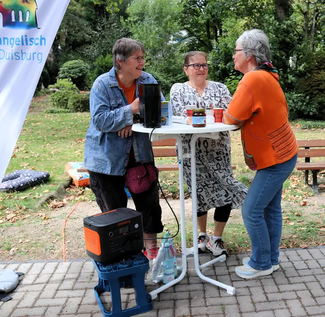 Zuhören und mitreden. Hier sind (v.l.) Tiina M. Henke und Andrea Miosczka im Gespräch mit Besucherin Ute Lückhoff.
Foto: Reiner Terhorst