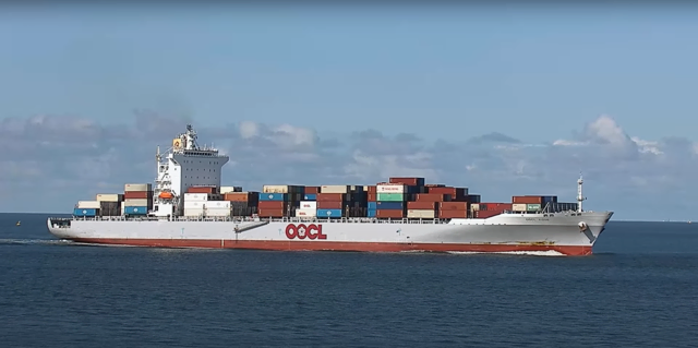 OOCL Kobe Länge: 260 m Breite: 32 m | Foto:  ©Rainer Bresslein