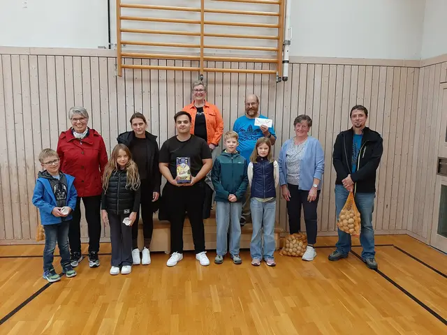 Foto: Die strahlenden Gewinner freuten sich über lobende Worte und kleine Aufmerksamkeiten. (Bild: Christine Gumpp)