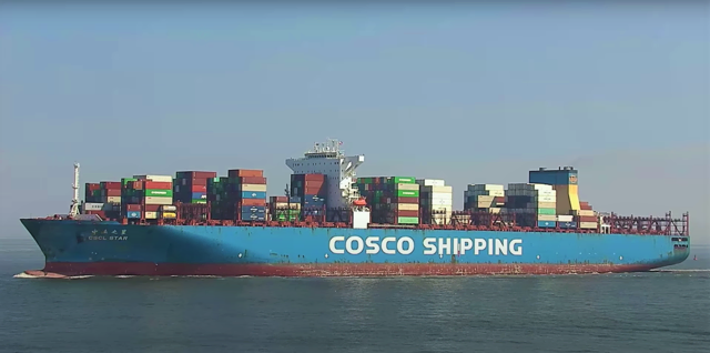CSCL Star Länge: 366 m Breite 53 m | Foto: ©Rainer Bresslein
