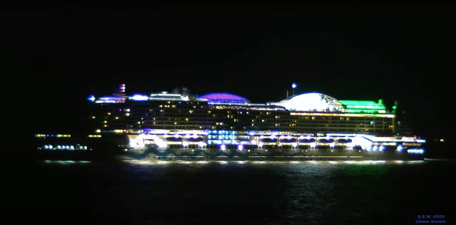 AIDA Prima Länge: 300 m Breite: 48 m
Auch Nachts herrscht reger Betrieb in der Elbmündung! | Foto: ©Rainer Bresslein