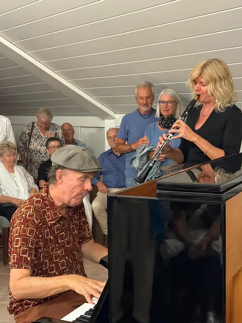 Foto: Mit Leib und Seele Musiker: Susanne Ortner und Tom McDermott während ihres Konzerts im Nordendorfer Schloss. (Foto: Herbert Summer)