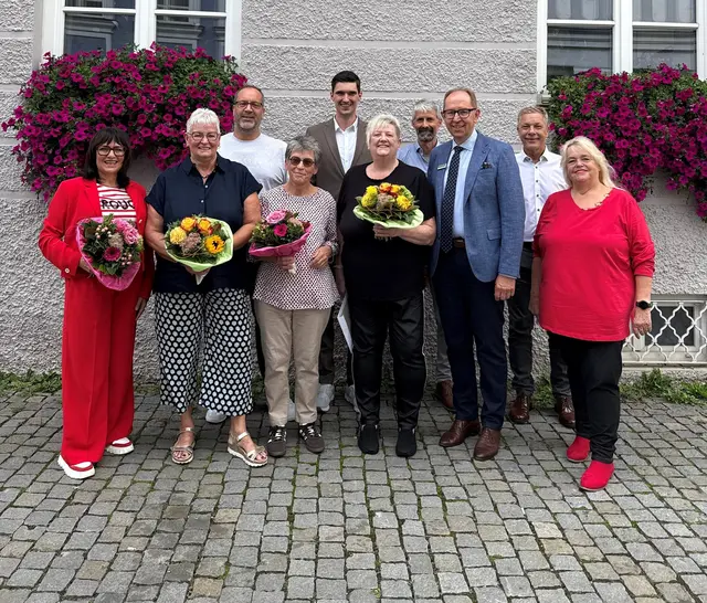 Oberbürgermeister Michael Jahn hat langjährige Günzburger Stadt Mitarbeiter ausgezeichnet. Von links: Gabriele Kalkbrenner, Renate Wagner, Personalratsvorsitzender Sascha Kloppenburg, Monika Eberhart, Oberbürgermeister Michael Jahn, Claudia Dossinger, Bauamtsleiter Georg Dietze, Hauptamtsleiter Walter Müller, Kulturamtsleiter Jürgen Gleixner und Büchereichleiterin Angelika Gathemann-Schnelle. | Foto:  Sevde Halatli/ Stadt Günzburg 