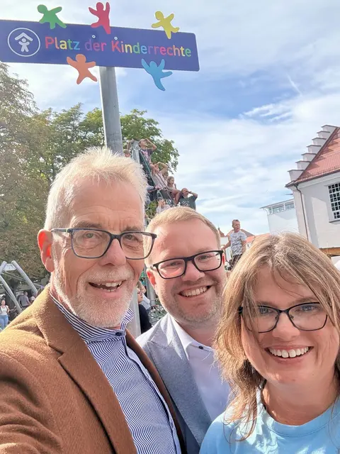 Das Schild „Platz der Kinderrechte“ wurde nun offiziell aufgestellt. Im Bild: Joachim Türk (Bundesverband des Kinderschutzbundes), Zweiter Bürgermeister Stefan Baisch und Melanie Mück, Vorsitzende des Kinderschutzbundes Günzburg.  | Foto: Joachim Türk/ Kinderschutzbund