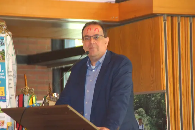 der Bürgermeister ist noch gekennzeichnet vom Hexentanz