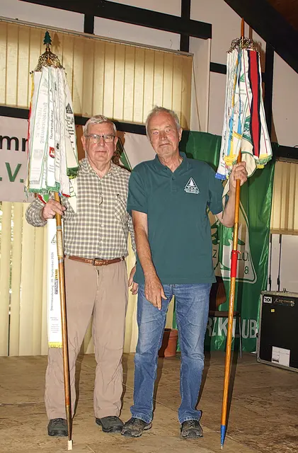 Rainer Lange vom Zweigverein Ballenstedt und Manfred Böhm vom Zweigverein Quedlinburg mit ihren Wimpelbänderstangen