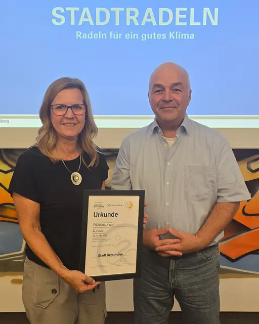 Sabine Owens, Vorzimmer Bürgermeisterin, und Kai Schwarz, Pressesprecher, radelten mit und nahmen die Urkunde für den zweiten Platz der Stadt Gersthofen im Landratsamt entgegen. | Foto: Stadt Gersthofen