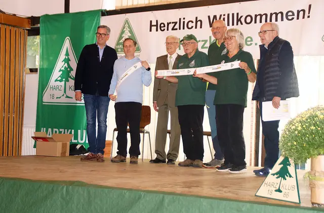 Dr. Oliver Junk mit den Ehrengästen