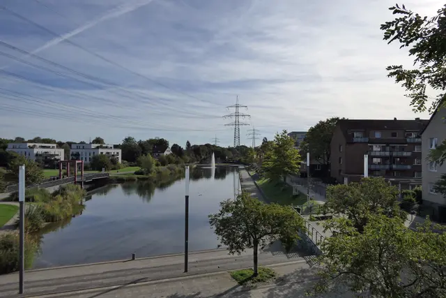 Blick über den vorderen Teil des Niederfeldsees. Links die Brücke mit dem RS1