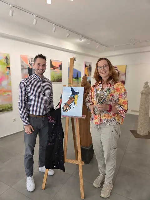 Über den neuen Jugendkurs in Aichach freuen sich David Hein, Geschäftsführer des Wittelsbacher Land e. V. und Kunstpädagogin Silvia Gürtner. Zu sehen ist ein unfertiges Werk aus einem Jugendkurs von der Künstlerin Elena Schlittenbauer, 17 Jahre. | Foto: Wittelsbacher Land e. V.