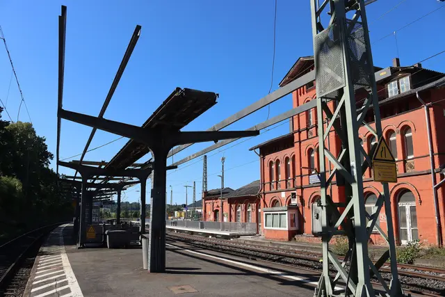 Am Bahnsteig zwischen Gleis 2 und 3 in Neustadt (Hessen) fehlte am 15. September das Dach. 