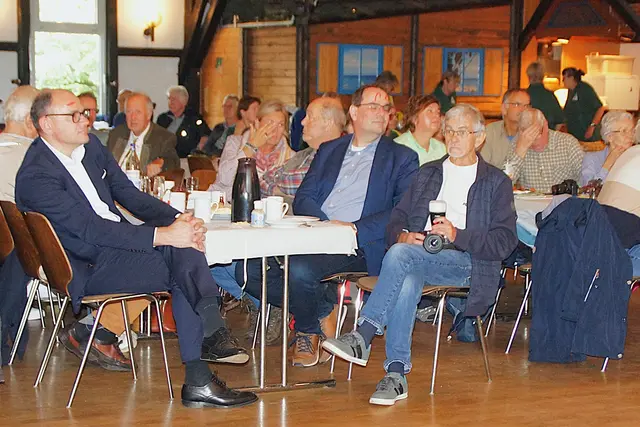 die Ehrengäste, die beiden Bürgermeister tragen noch die Spuren des Hexentanzes auf der Stirn 