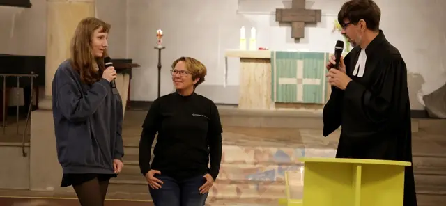 Die Careleaverinnen (v.l.) Nina Klimczak und Sabrina Fenger berichten im Gespräch mit Diakoniepfarrer Sven Pernak bei der Dialogpredigt von ihren Erfahrungen.
 | Foto: Diakonie-Ruhr-