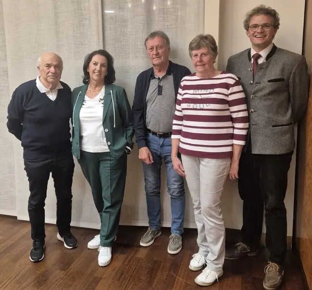 Das Vorstandteam des Sozialfonds Adelsried wurde bei der Jahreshauptversammlung bestätigt: v.l. Dr. Michael Raschke, Monika Kopp, Kassierer Franz Straßer sowie Kassenprüfer Hannelore Zirch und Ludwig Lenzgeiger