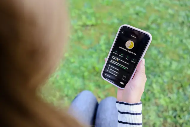 Der Landkreis Augsburg erweitert sein digitales Informationsangebot und ist ab sofort mit einem 
eigenen WhatsApp-Kanal vertreten.  | Foto:  Julia Pietsch