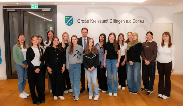 Auf dem Foto (von links): Lea Wunder, Lilly Lennartz, Lara Meier, Martina Spegel, Luisa Kaltenegger, Melanie Mock, Anastasia Schweigert, Oberbürgermeister Frank Kunz, Sophie Küst, Samira Yilmaz, Luisa Menzel, Janina Marm, Tabea Böhm, Sevde Süpür, Chiara Longo, Stephanie Petrovics

 | Foto: Jan Koenen - Stadt Dillingen 