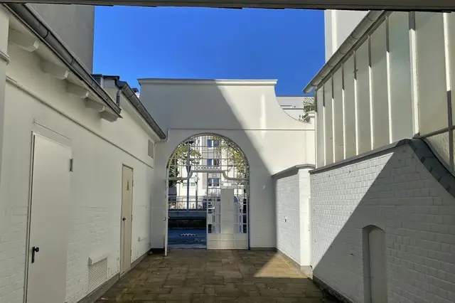 Blick vom Innenhof auf die Hansaallee | Foto: copyright Margot Klütsch