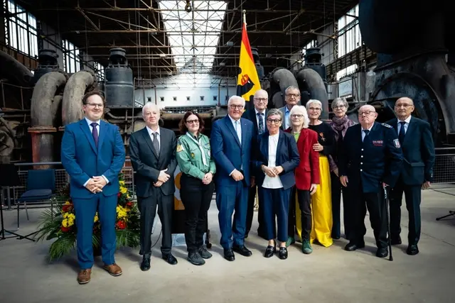 Gruppenfoto mit Bundespräsident Steinmeier und allen Geehrten in Hattingen | Foto:  Bundesregierung / Sandra Steins