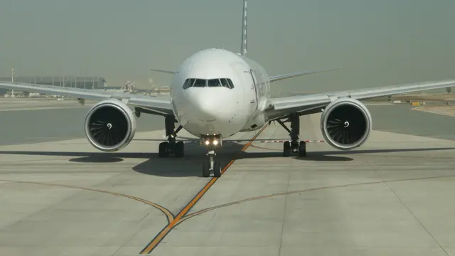 Nicole - 1 Punkt - Flugzeug auf dem Flughafen von Doha/Qatar