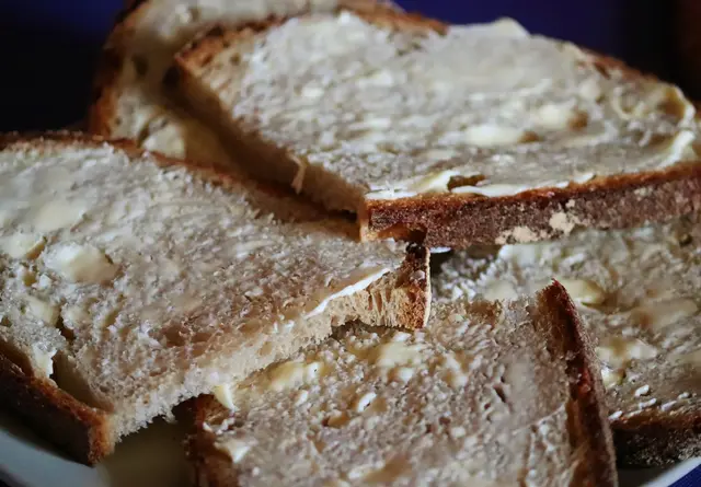 Lebenslanger Begleiter und echter Klassiker: Frisch bestrichenes Brot zum Tag des Deutschen Butterbrots.