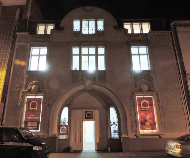 Die Villa Artis in der Ruhrtalstadt Mülheim vereinigt spannende Ausstellungsflächen und ein privates Kunstmuseum mit einem großzügigen Atelierhaus. Ein vielseitiges Programm sorgt für eine dauerhafte Bindung immer neuer Zielgruppen, die sich durch die Ausstellungsinhalte angesprochen fühlen. 