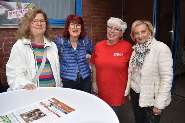 v.l. Bezirksratsfrau Dr. Gudrun Koch (SPD), Bezirksratsfrau Ellen Maschke-Scheffler (CDU), Irmhild Battke vom SoVD und Vize-Bezirksbürgermeisterin Gabriele Jakob (CDU).