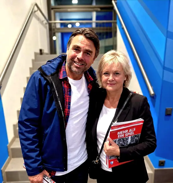 Autor Ben Redelings  bekannter deutscher Autor, Filmemacher und Fußball-Comedian.
Meine Empfehlung:
Ein Tor würde dem Spiel gut tun.⚽️