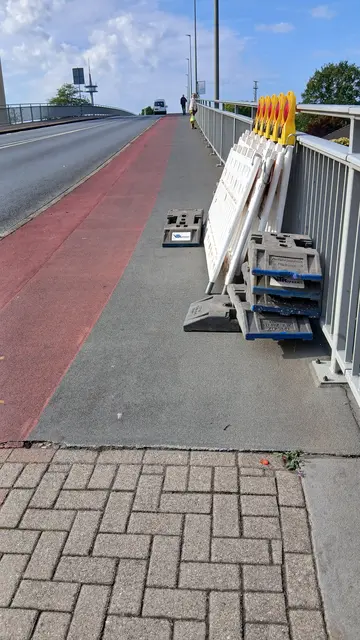 Zusammengestelltes Baustellenmaterial an der Theodor-Heuss-Brücke in Wesel, blockiert den Gehweg. Eine Stolpergefahr für Fußgänger und Barriere für Rollstühle. (Für den Vollbildmodus bitte das Beitragsfoto anklicken) | Foto: Siegmund Walter, 26.09.2026, 10:51 Uhr