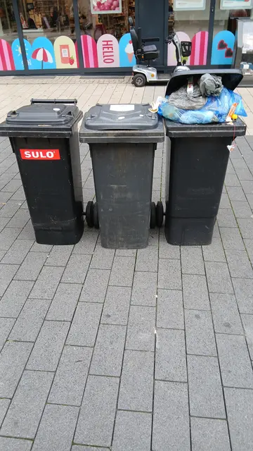 Restmülltonnen in der Hohe Straße in Wesel (Für den Vollbildmodus bitte das Beitragsfoto anklicken)
Abfuhrbezirk 7
Abholtermin laut Abfall- &amp; Wertstoffkalender 01.10.2026
Sachstand: Samstag 26.09.2026, 12:05 Uhr | Foto: Siegmund Walter, 26.09.2026, 12:05 Uhr